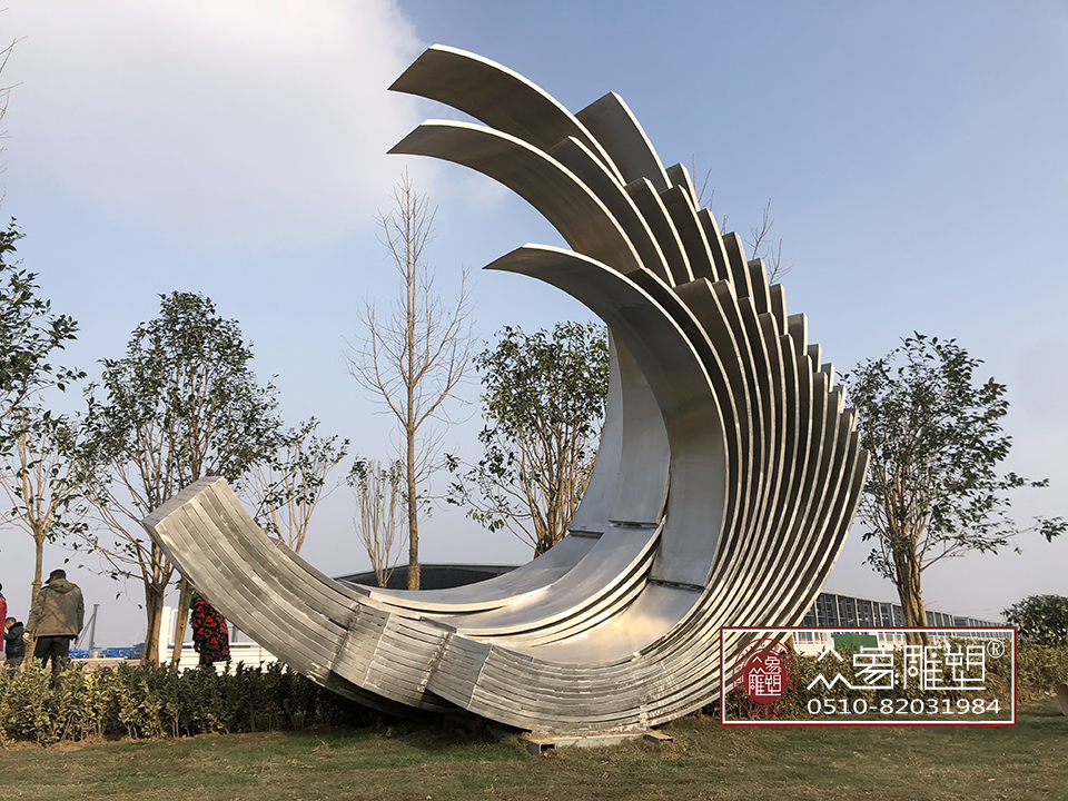 江蘇雕塑，無(wú)錫雕塑，不銹鋼雕塑亮相首屆溫州雕塑展，精美的不銹鋼元素提升了審美觀感