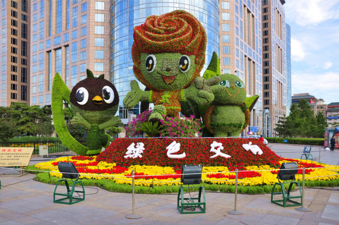 垂直花園雕塑怎么實現(xiàn)節(jié)能減排？