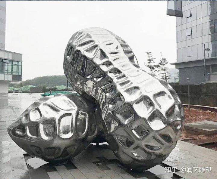 江蘇眾象雕塑安裝時如何確保玻璃鋼雕塑的穩(wěn)定性？